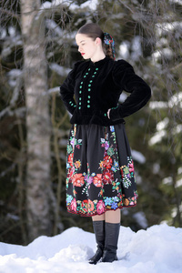 斯洛伐克民俗妇女冬季图片