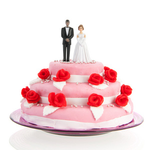 混合的夫妇在婚礼蛋糕