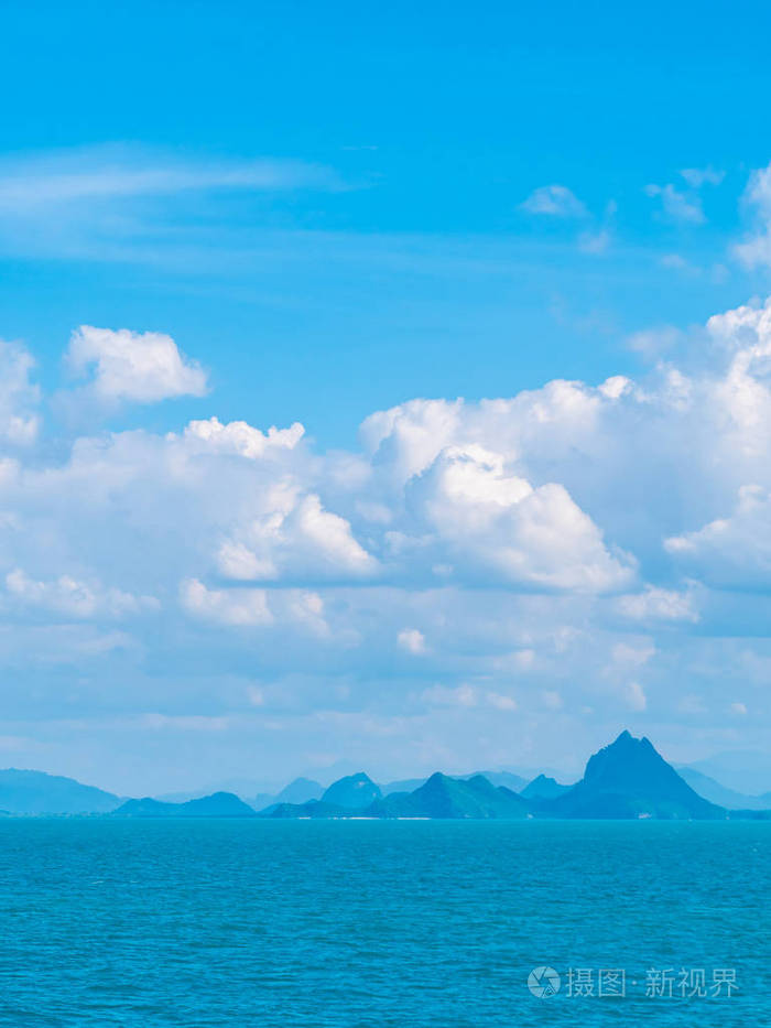 美丽的海和海洋在白色云彩和蓝天背景与拷贝空间为文本