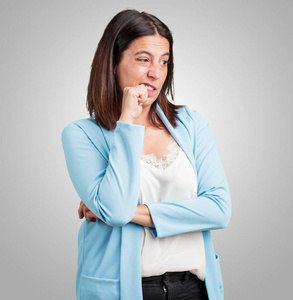 中年妇女咬指甲, 紧张, 很着急, 害怕未来, 感到恐慌和压力照片