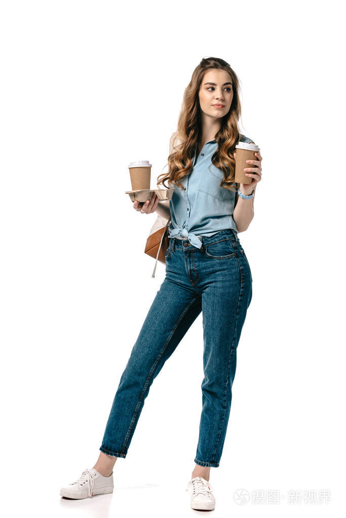 美丽的学生拿着咖啡在纸杯上孤立的白色