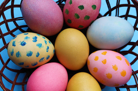 复活节鸡蛋用不同的颜色上色