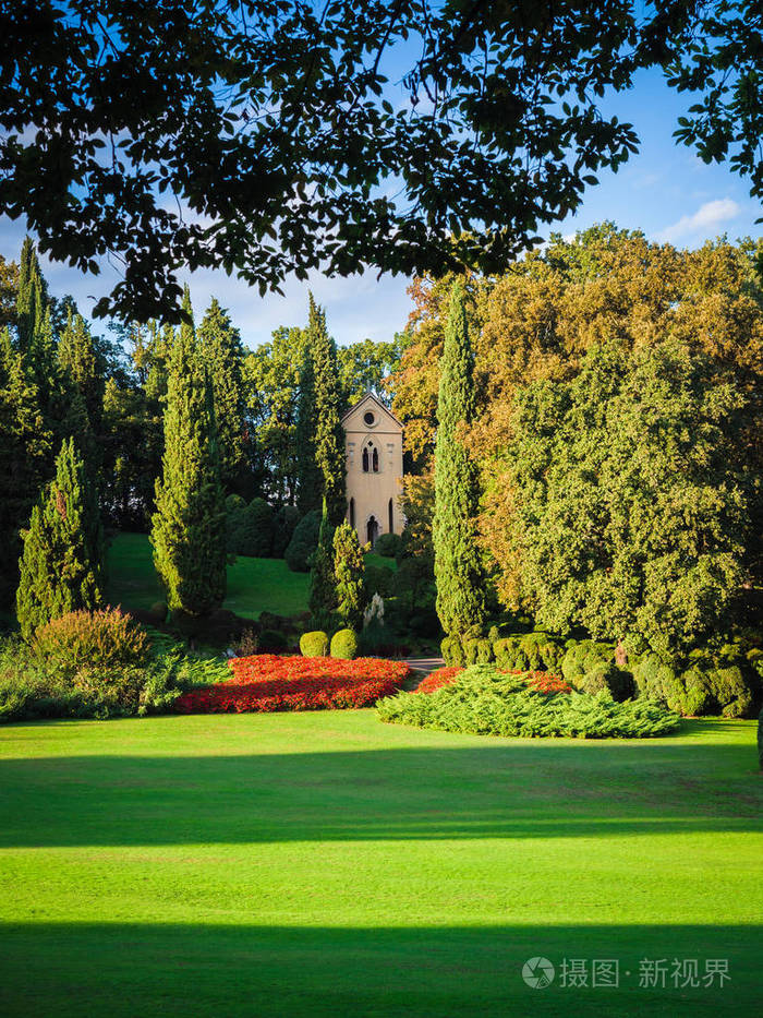 小教堂里的树木和一个巨大的绿色草坪