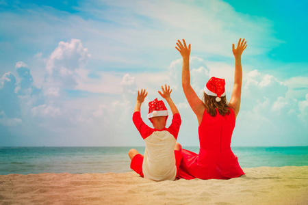 母亲和儿子在圣诞沙滩上玩得开心