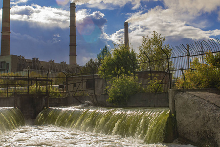 发电厂污染物质进入天然河流的废水