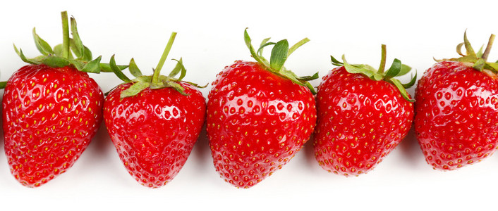 红色成熟的草莓，白上孤立