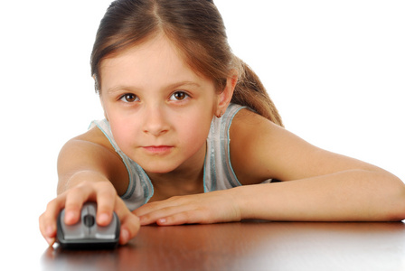 女孩用她的电脑鼠标