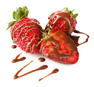 红熟草莓与巧克力，孤立在白色
