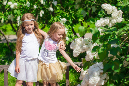 可爱的小女孩享受周末在美丽绽放的花园