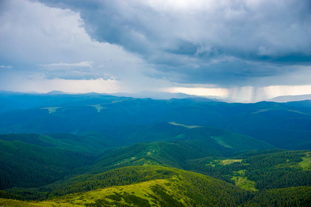 喀尔巴阡山山地雨景