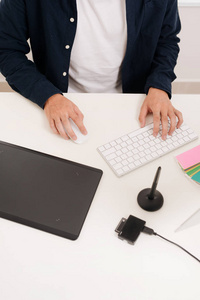 网站设计师在办公桌上工作的数字平板电脑和计算机笔记本电脑