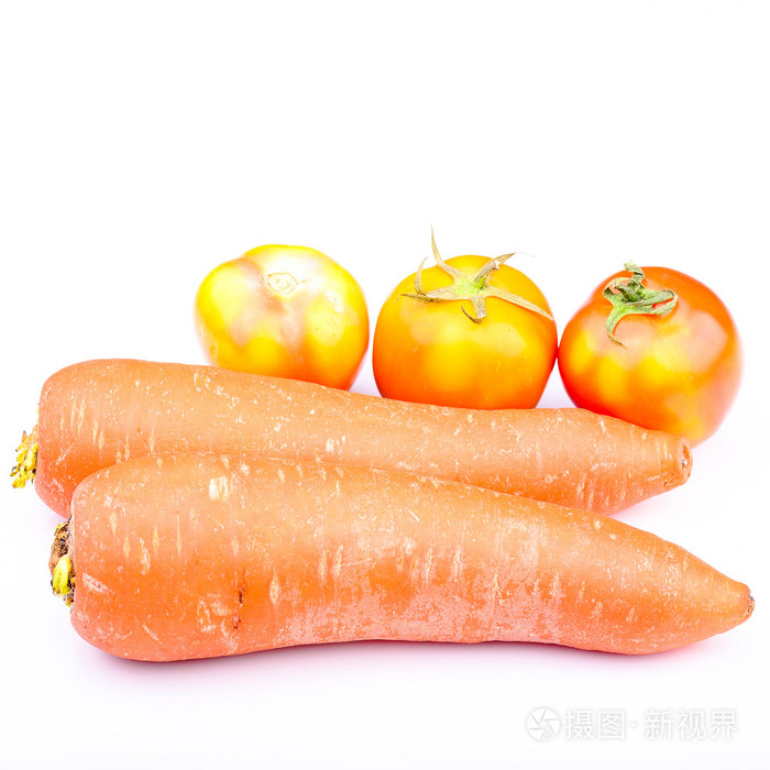 新鲜胡萝卜和西红柿上孤立