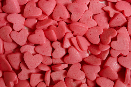 糖心为蛋糕装饰。糖果装饰特写。粉红色的心。抽象背景