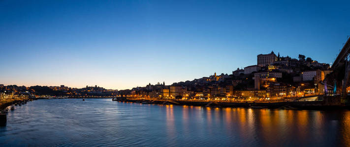位于葡萄牙北部的波尔图浪漫城市是欧洲最受访的城市之一。波尔图以其惊人的葡萄酒闻名世界各地。
