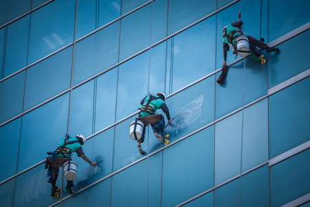 组工人清洗高层建筑上的 windows 服务