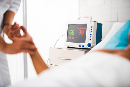 医院机房心率测量设备的监测照片