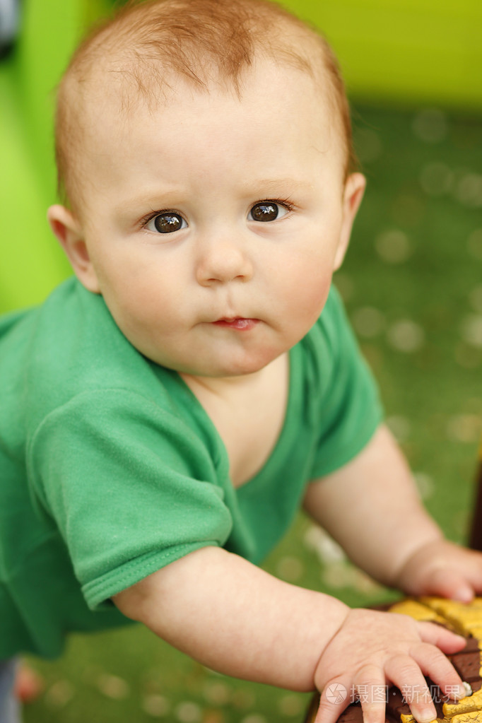 漂亮的小男孩,与儿童之家