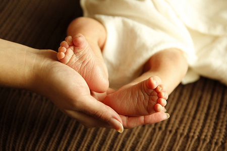 腿刚出生的小婴儿在母亲的手中图片