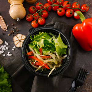 保鲜蔬菜沙拉在塑料碗中的特写视图