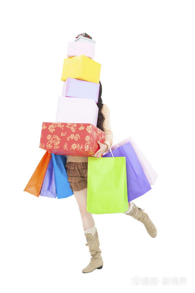 年轻女子运行与礼品盒和购物袋
