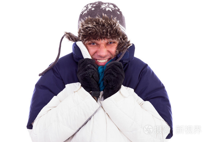 年轻男子戴着帽子和大衣从寒冷发抖