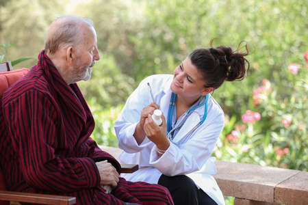 医生或护士给高龄患者的药物治疗