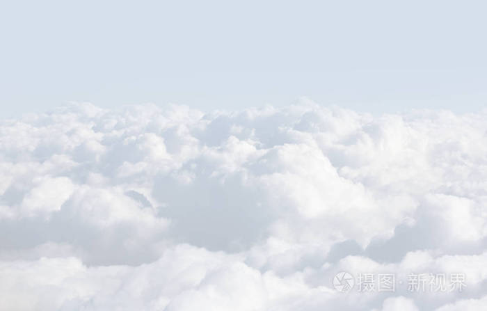天空中有云, 一架飞机从云层上空飞过.抽象自然背景与云彩在轻的音调.