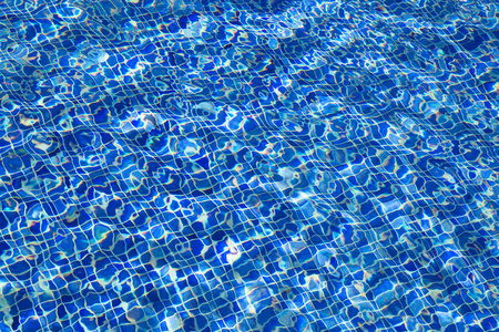 蓝色清澈的水池水与反射的阳光