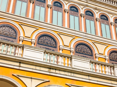 意大利风格的窗口和墙壁外观的美丽建筑
