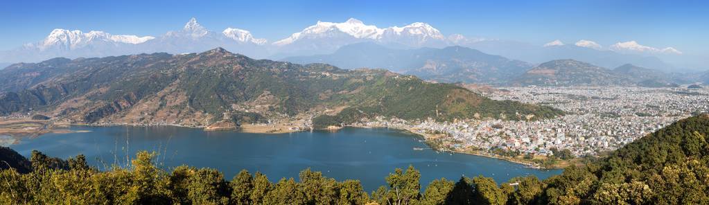 芒布尔纳和马纳斯卢峰全景