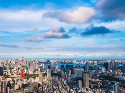 美丽的建筑学和大厦在东京城市附近与东京塔在日本与蓝天和白云