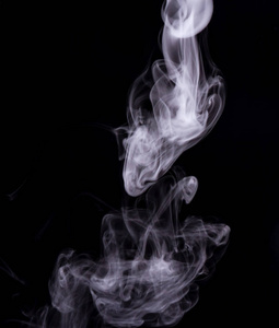 香烟烟雾查出的蒸汽现实雾在黑色背景