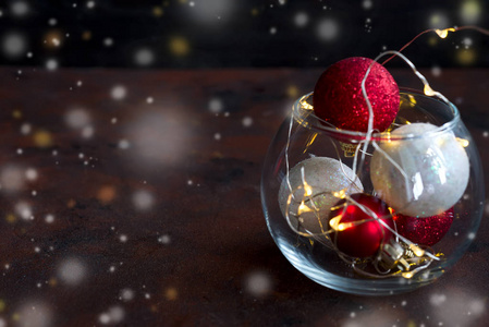 圣诞节背景与节日装饰, 蜡烛, 光和球在罐子里。圣诞节背景与 copyspace