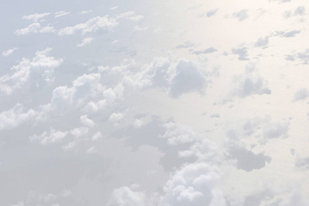 天空中有云, 一架飞机从云层上空飞过。抽象自然背景与云彩在轻的音调。白色积云