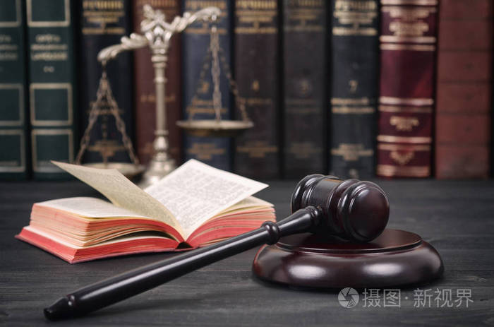 法官槌, 法律书和正义的标尺在黑木背景