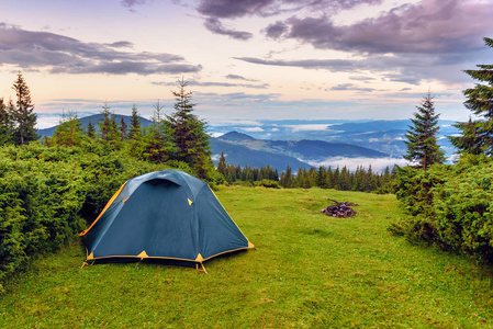 山上绿草的帐篷