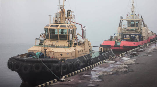 两艘拖船在乌克兰敖德萨海港的码头。前景