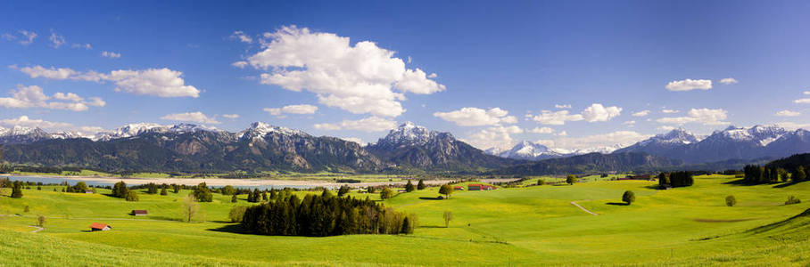 全景风景在巴伐利亚与阿尔卑斯山脉和湖