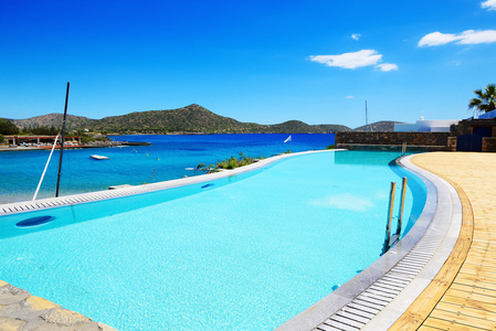 游泳池在豪华的酒店，克里特岛，希腊