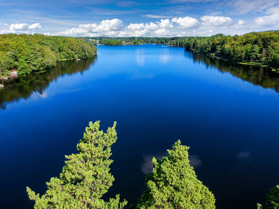 瑞典夏季湖全景