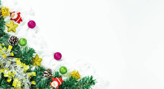 圣诞节或新年背景。杉木树枝, 礼品盒, 装饰在白色背景与复制空间为您的文本。顶部视图