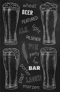 推荐的啤酒。美丽的插图的粗壮 啤酒 光和啤酒上的黑板背景
