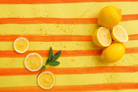 新鲜成熟的柠檬与片上的颜色背景