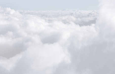 天空中有云, 一架飞机从云层上空飞过。抽象自然背景与云彩在轻的音调。白色积云