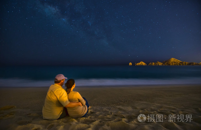 浪漫的情侣,在晚上在卡波圣海滩上卢卡斯墨西哥