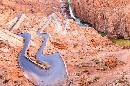 Dades 峡谷是摩洛哥阿特拉斯山脉之间的一条美丽的小路。