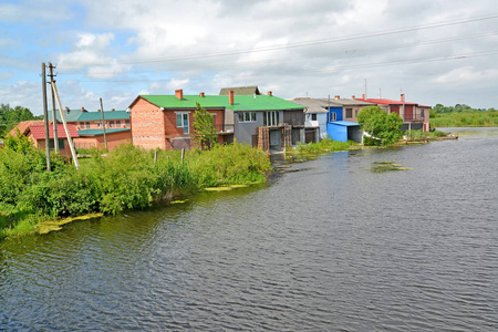 房子与棚子在 Deyma 河岸。Polessk, 加里宁格勒地区