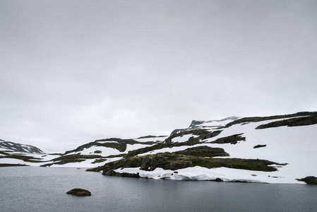 严重的北方景观。Flyvotni 湖, 挪威。靠近雪路 Bjorgavegen。Aurlandsfjellet 风景路线