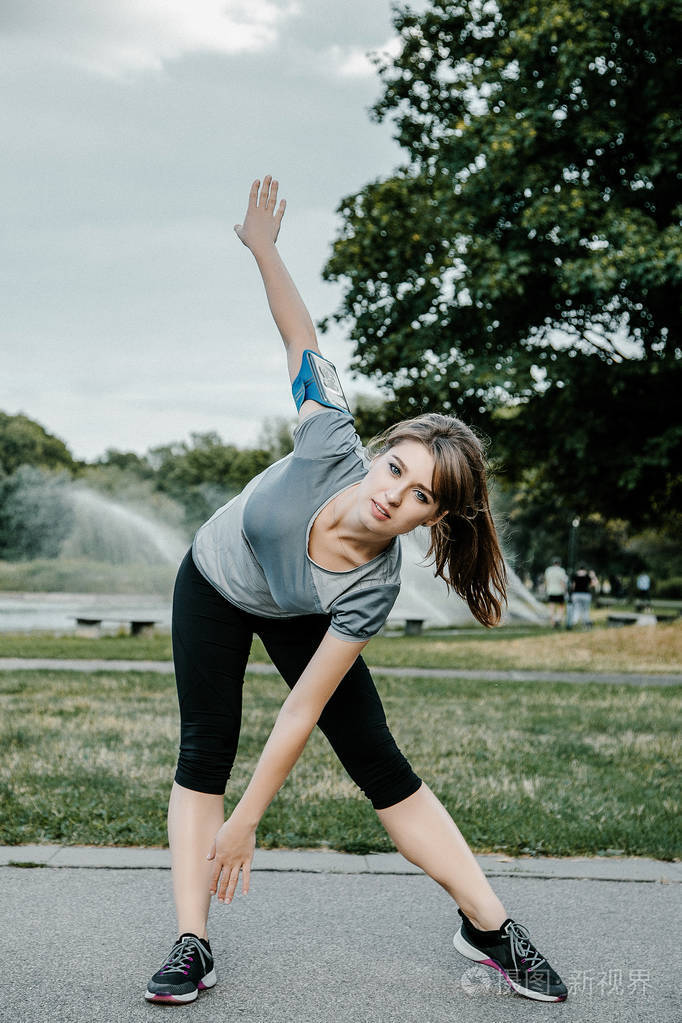 在公园里, 女孩进行体育锻炼.