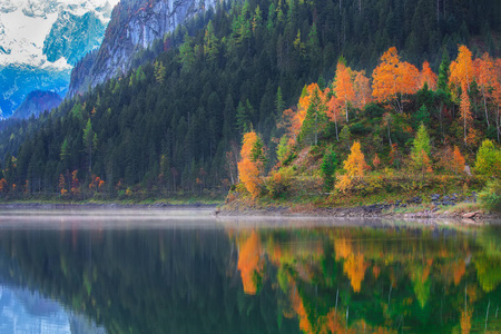 风景秀丽的山水风光与 Dachstein 山山顶由岣梢湖山湖在秋天萨尔茨卡梅谷区域上部奥地利奥地利